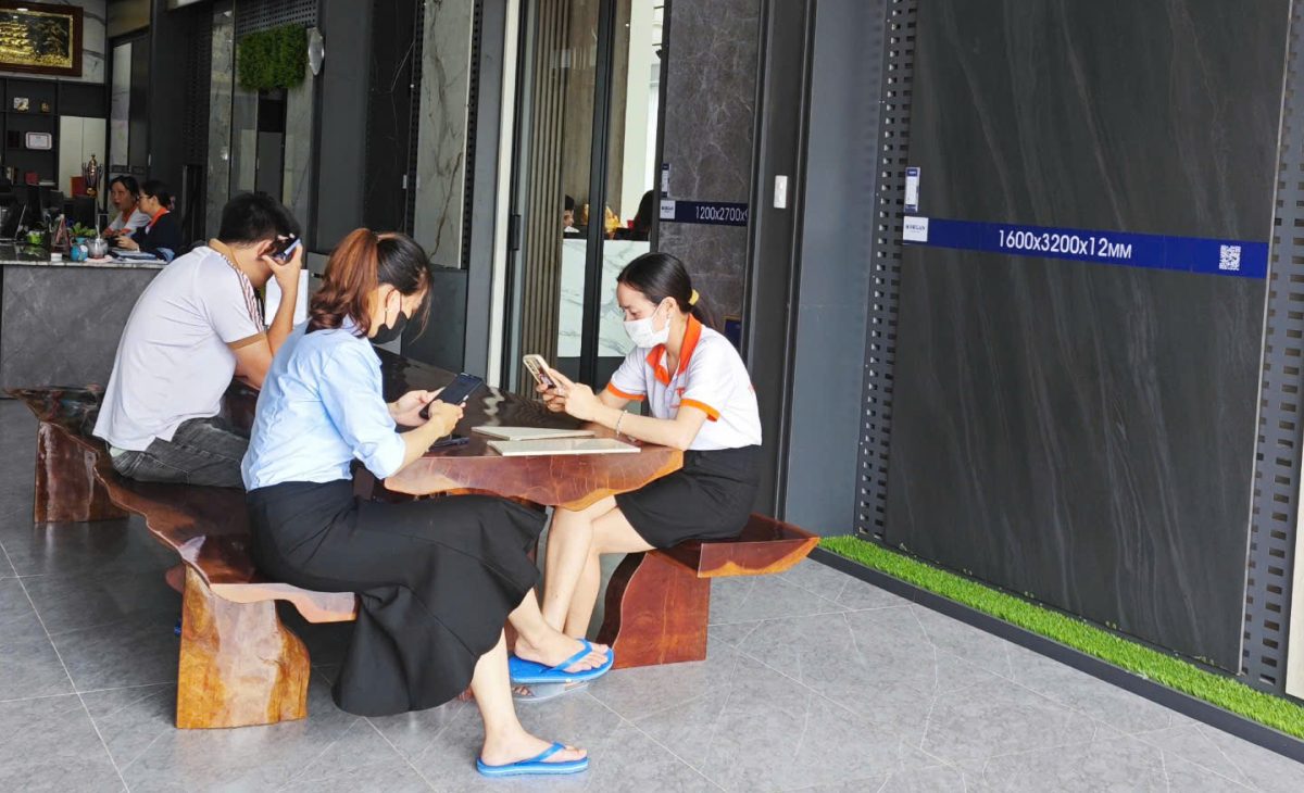 Đừng Chỉ Bán Gạch – Hãy Bán Niềm Tin, Phong Cách Và Sự Thấu Hiểu